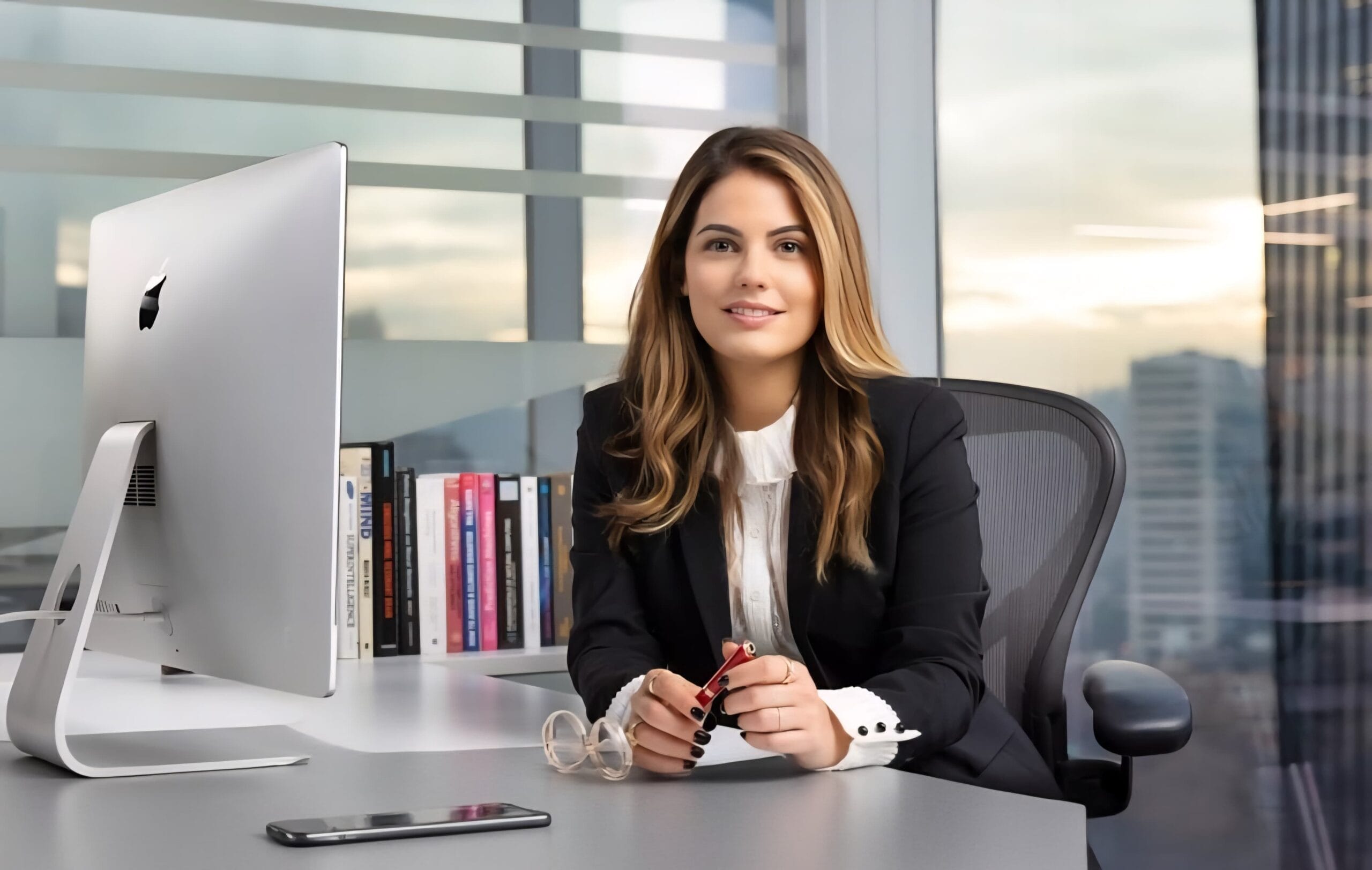 Retrato profesional de mujer ejecutiva de mediana edad, con actitud de liderazgo, para LinkedIn
