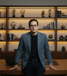 Christian Martinez Pais Director Ejecutivo Liderazgo Crecimiento, Blindaje Autoridad, Risk Mitigation Sistémico, CEO C-Level, de pie, fondo oficina corporativa de lujo, estanterías iluminadas, mesa de madera, traje azul.