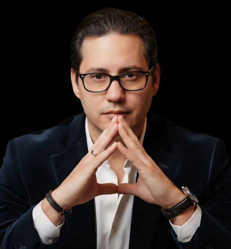 Retrato Christian Martinez Pais Consultor Estratégico pose enfoque manos, Blindaje Reputacional Uruguay, Liderazgo Crecimiento, Risk Mitigation IA Generativa, CEO C-Level. Fondo negro, chaqueta terciopelo azul.